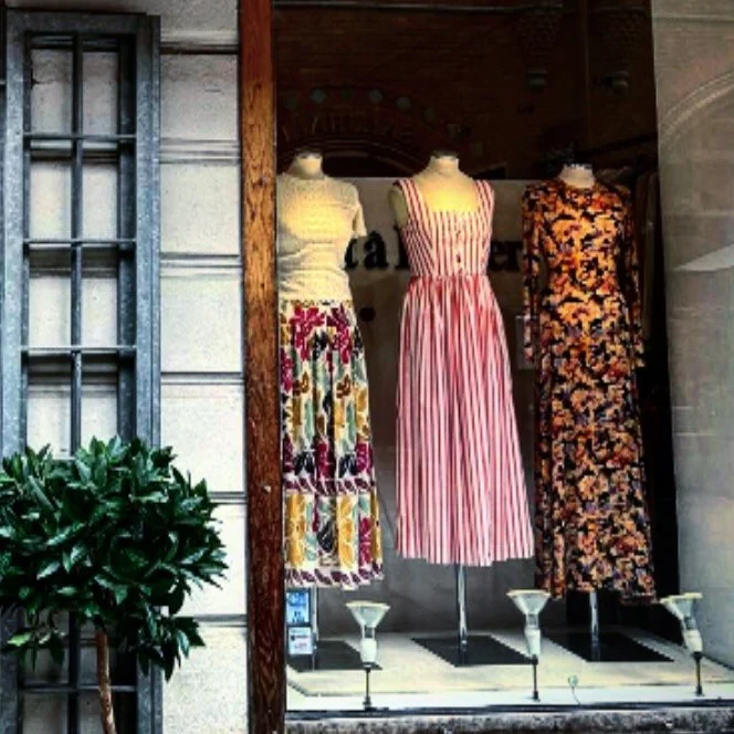 Sunday window with a touch summer 2026 🌺🌼🌸🇸🇪🌺🌸🌼 #multibrandstorestockholm 🌺