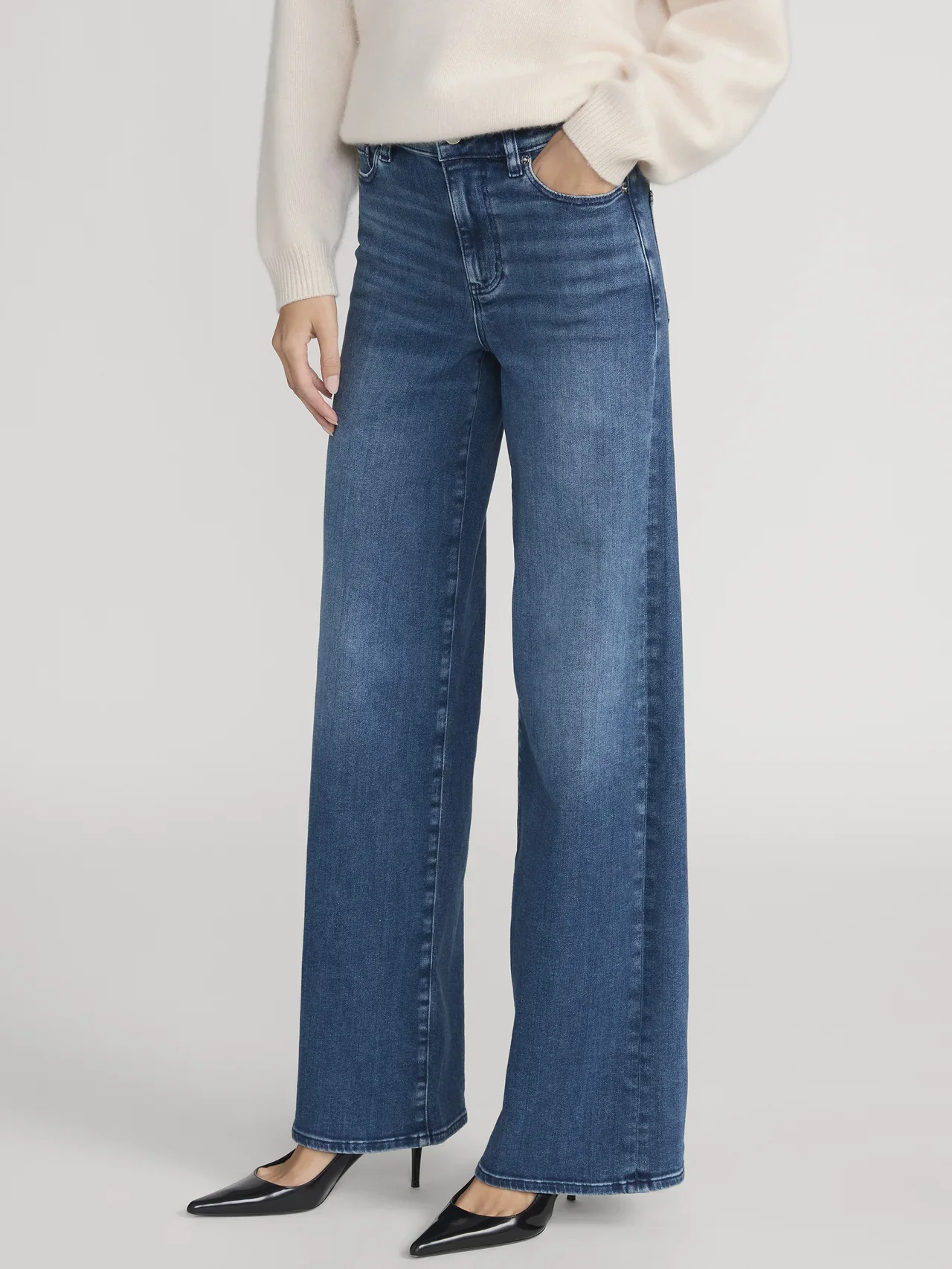 LSP464_REIG_0211_jeans-side-angle-image.jpg.webp