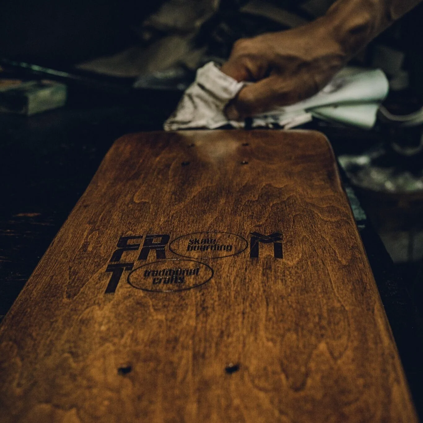 拭き漆ワークショップ【自分だけの漆塗りスケートボードを作る】