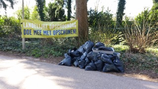 Zwerfafval opgeruimd in zakken in Wageningen Hoog