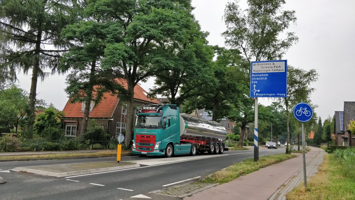 Dat snelwegverkeer via Wageningen sluipt is goed te zien aan de vele tientallen zware buitenlandse vrachtwagens die dagelijks over de Diedenweg denderen.