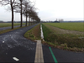 De nieuwe situatie: een diepe ontwateringssloot die niet functioneert als een ecologische verbinding.