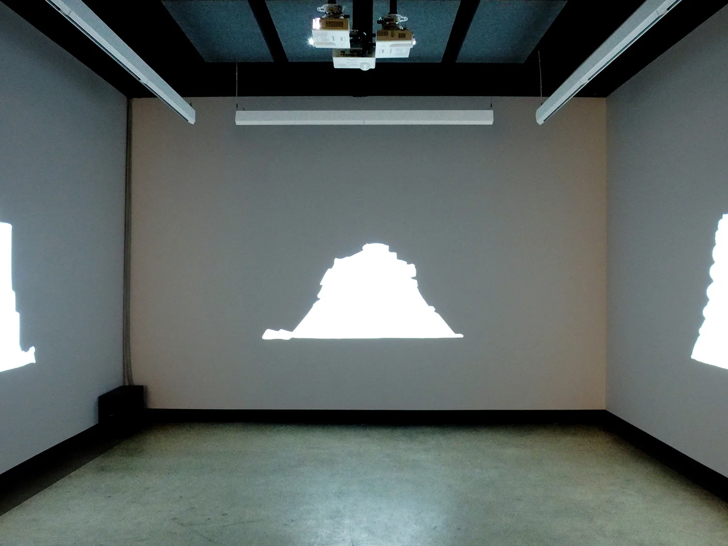 © Jacinthe Lessard-L., La chambre inversée exhibition view (2014). Photo: Dazibao.