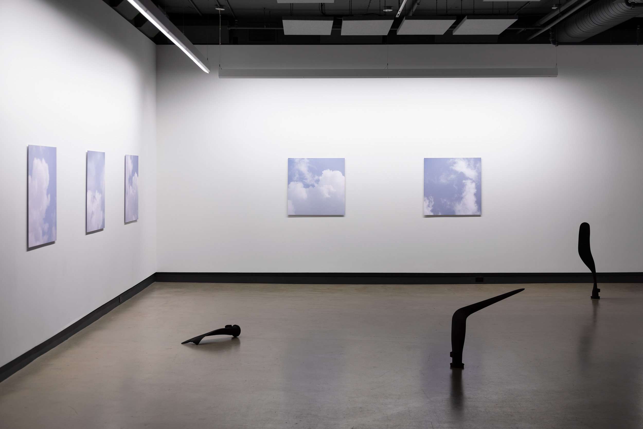  © Brandon Poole, installation view of the exhibition  and beneath these clouds , Dazibao, 2023. Photo: Document original. 
