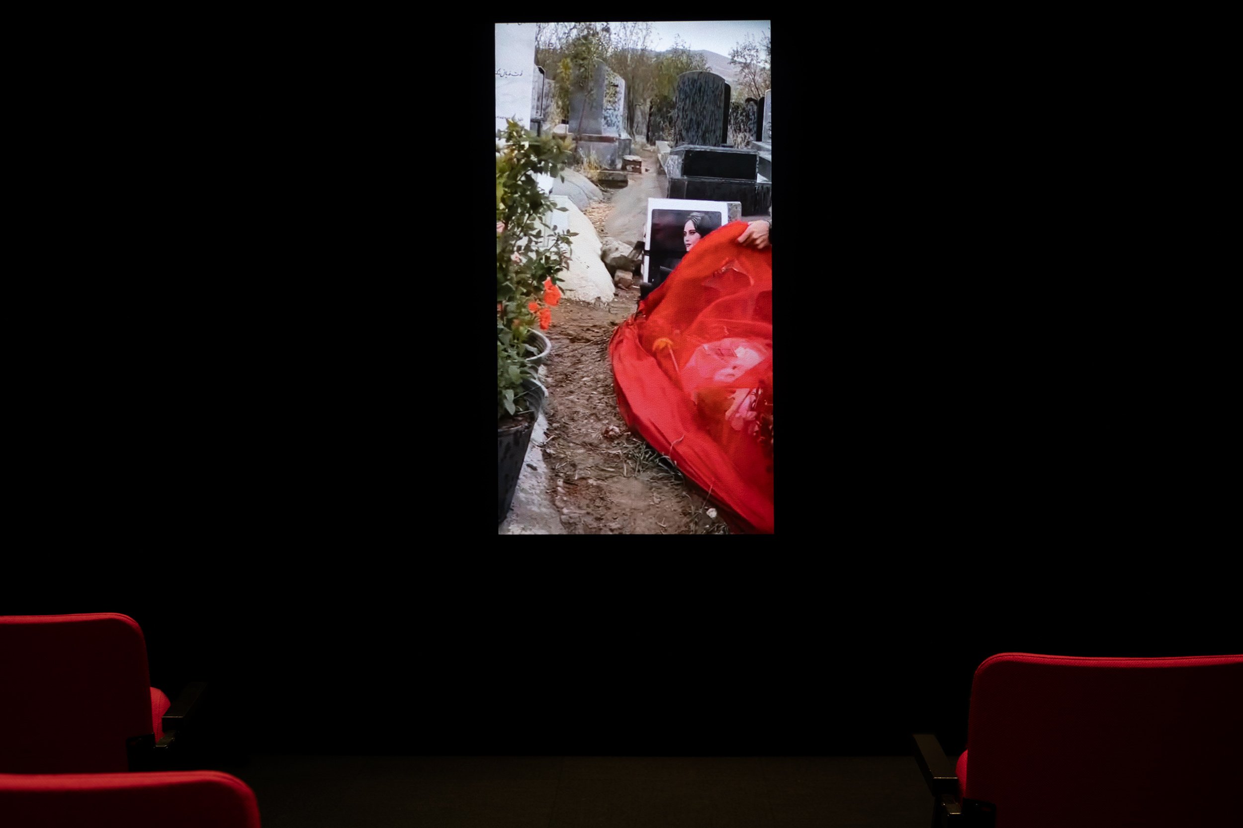  © Leila Zelli, installation view of the exhibition  Elles font tourner les ciels , Dazibao, 2023. Photo: Document original. 