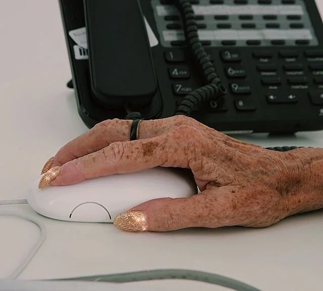 I'm online click click ✨💅🏻