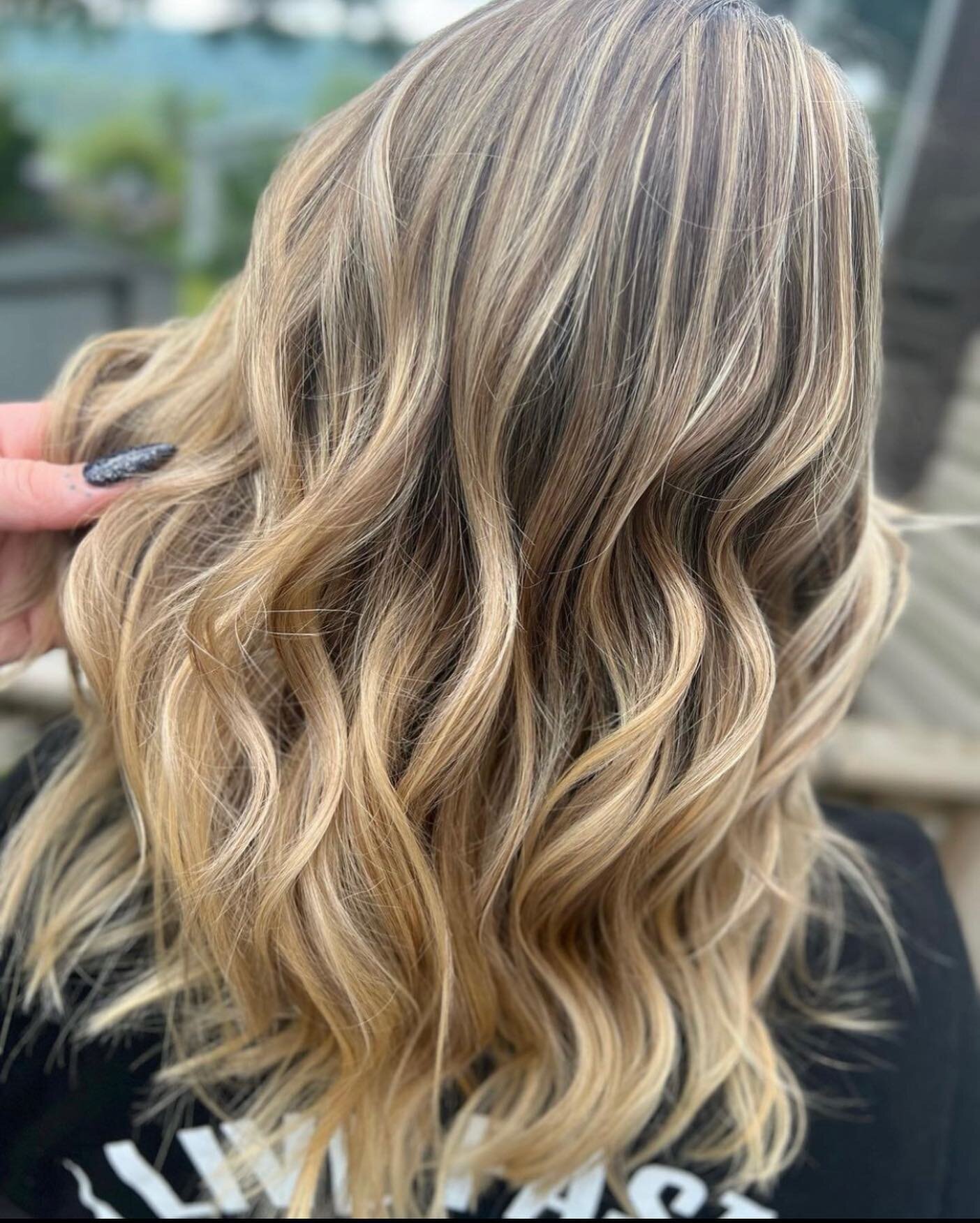 Hair by @hairbykaileyy 
.
.
#summerblond #blondie #highlights #balayage #foiliage #blondehair #summer #summervibes☀️ #redken #goldwell #sunny #sunshine #pressbaycourt #pressbaysalon #pressbay