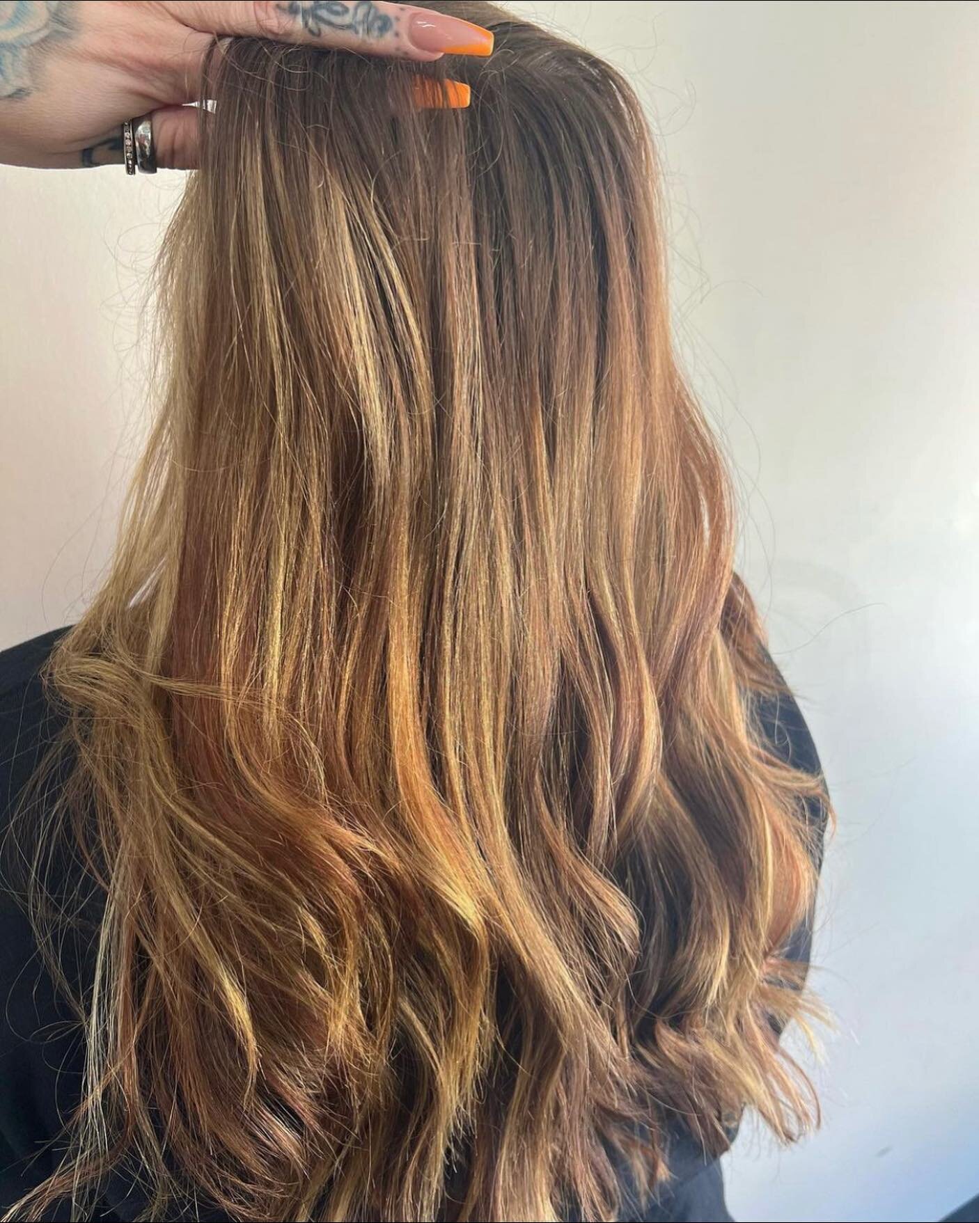 Hair by @hairbykaileyy 
.
.
.

 She came in with so many different colors in her hair and a black band all the way around towards bottom of her hair..... I'd say this is such a big difference! 
.
#haircolor #haircolorist #hilights #balayage #colorcor