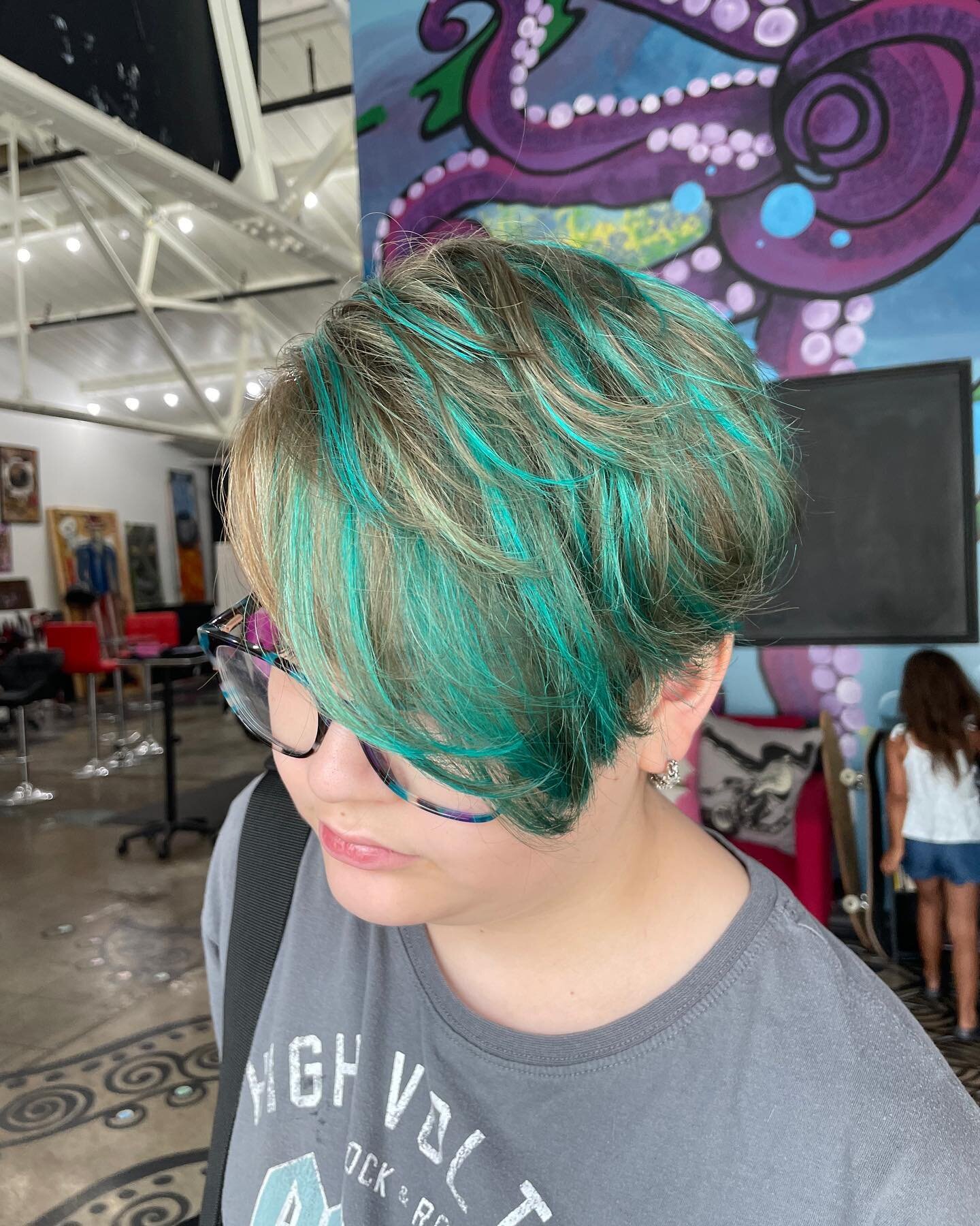 Another hair scholarship awarded and completed by @hairbykaytaro 
.
Swipe for the before!!! 👀 
.
#hairscholarship #haircutsforkids #haircolorforkids #giveback 
#brighthairdontcare #shirthair #greenhilights #greenhairdontcare #freshcutandcolour