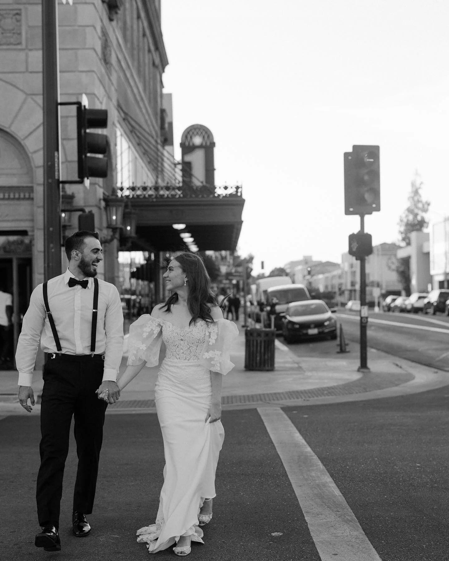 These smiles say it all 🤍 That moment when you&rsquo;re finally able to catch up with each other on your wedding day!