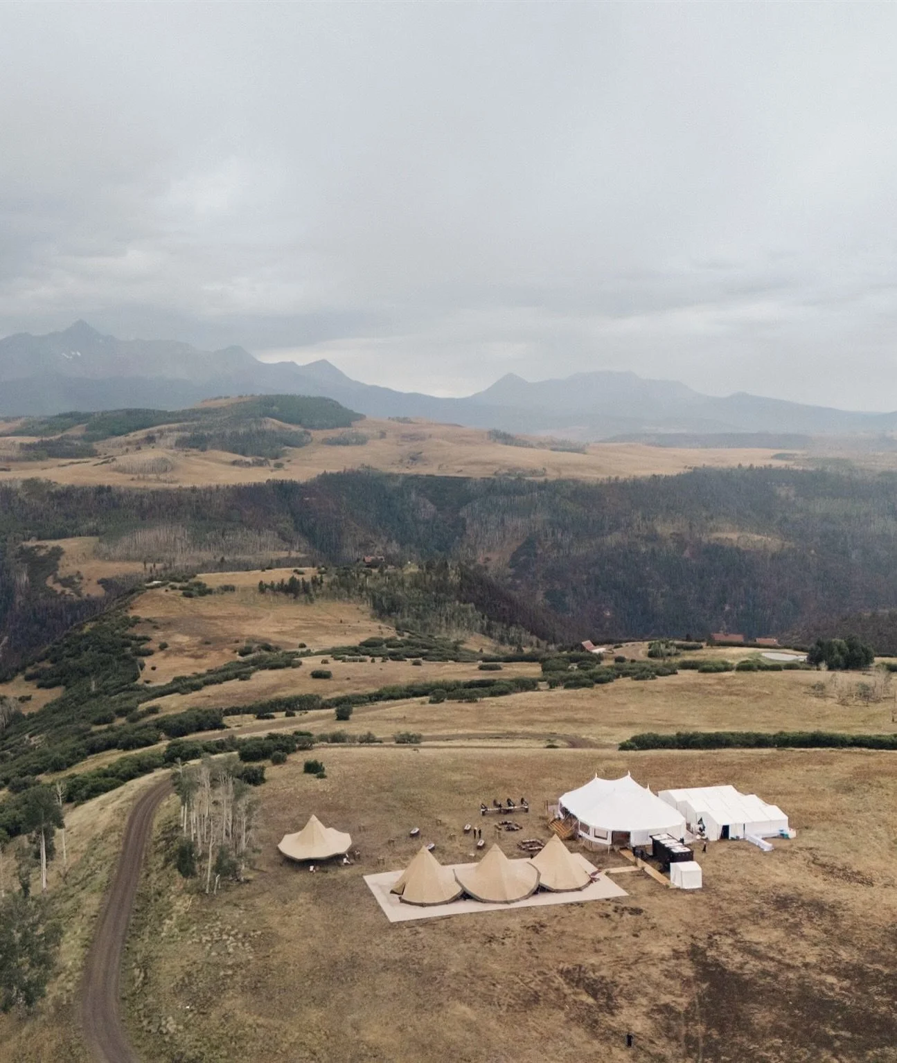 From day to night 

Production: @soireetelluride 
Photo: @tecpetaja

#telluridewedding #telluridecolorado #mountainwedding #luxuryweddings #weddingceremony outdoorceremonytentedreception telluridewedding coloradowedding