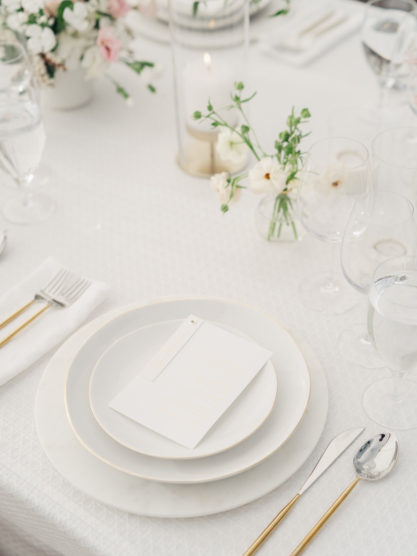 Clean lines, soft boho layers, and natural texture woven throughout. 

Production: @soireetelluride 
Photo: @tecpetaja

#tellurideweddings #mountainwedding #tentedwedding #destinationwedding #weddingreceptiongoals