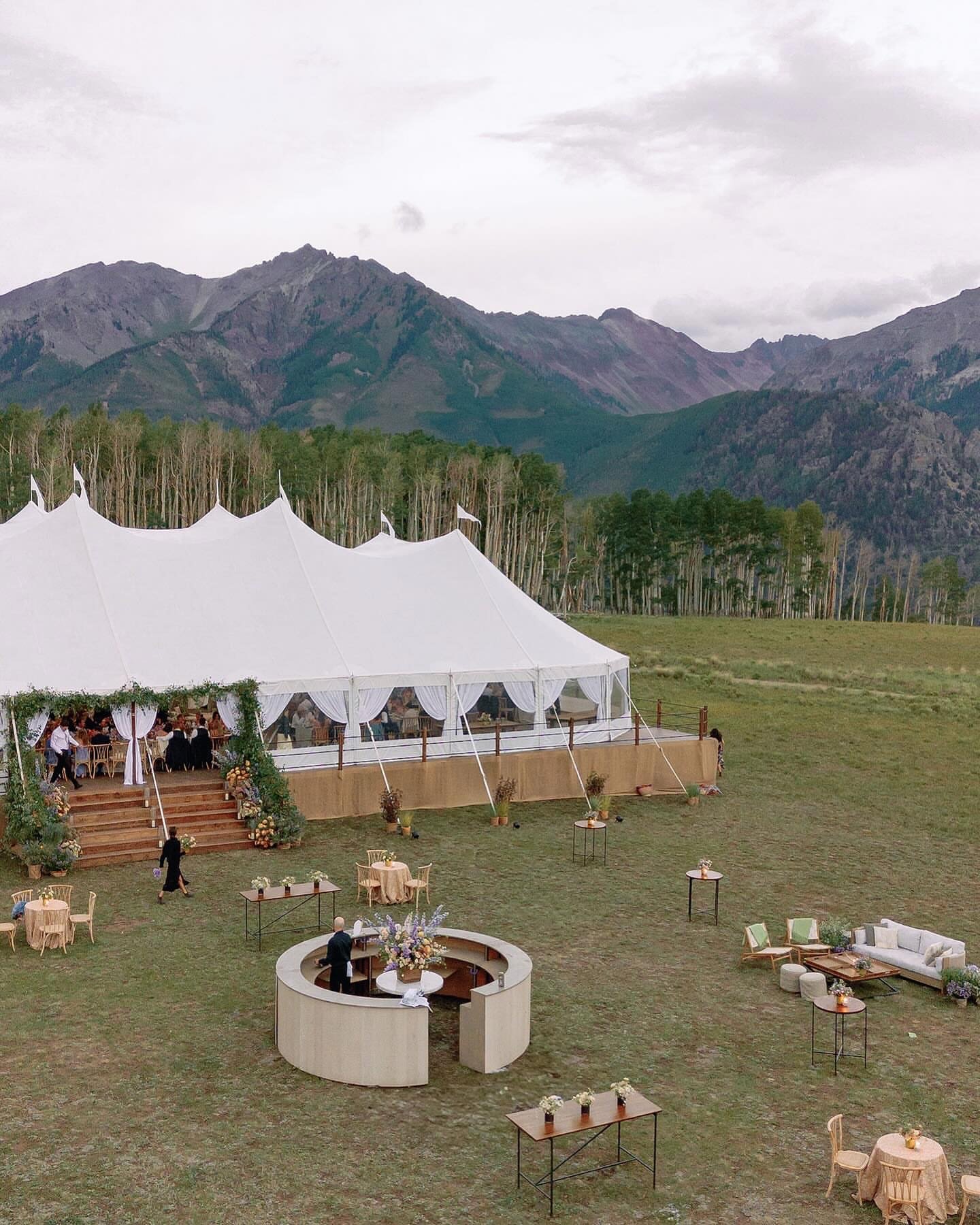 A perfect pour, floral details, and the Telluride mountains showing off. Cocktail hour, elevated.

Production: @soireetelluride 
Photo: @carrie_patterson 

 #tellurideweddings #mountainwedding #tentedwedding #destinationwedding #mountainceremony