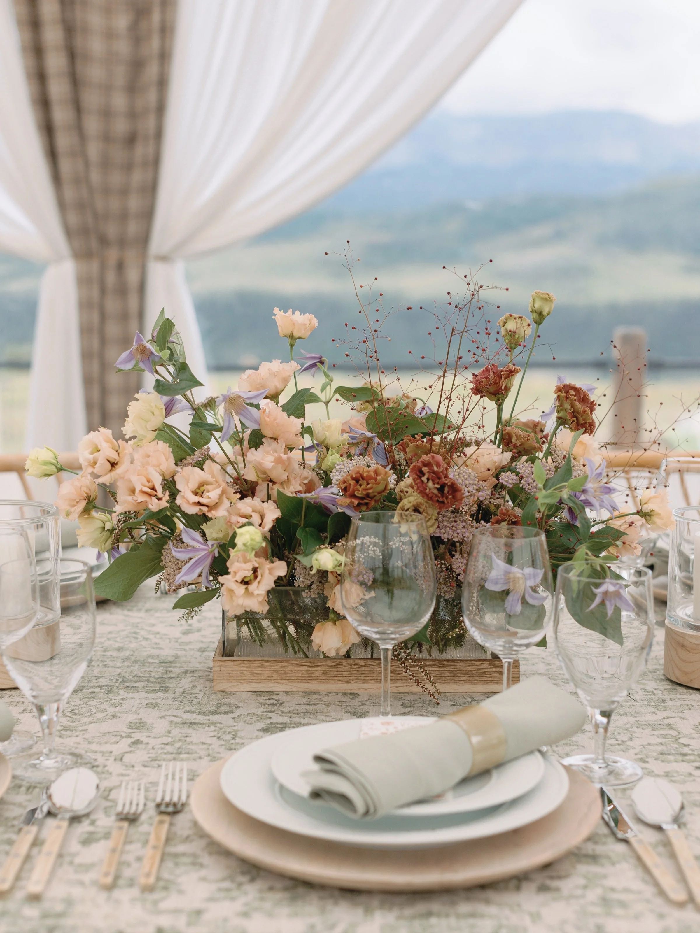 Elegant, but never understated. 
A floral-filled tent set deep in the Telluride mountains

Production: @soireetelluride 
Photo: @carrie_patterson 

 #tellurideweddings #mountainwedding #tentedwedding