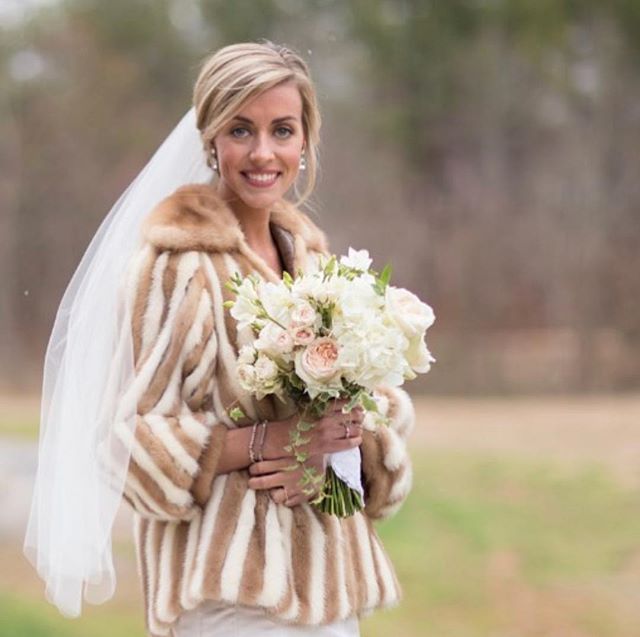 Baby it&rsquo;s cold outside #brrrrr #bridesbouquet #bouquet .
.
.
.
#weddingflowers #flowers  #weddingdesign #southernwedding #stylemepretty #alabamawedding #alabamabride #persuepretty #thehappynow #becreative #thatsdarling #weddingwire #weddingdesi