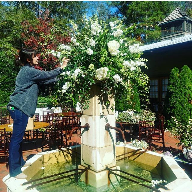 Yesterday was beautiful &amp; I sure enjoyed being on Suzy&rsquo;s design team out at Windwood. Go follow ➡️ @suzy_reynolds_flowers for all kinds of Flower Fun!
.
.
.
.
#weddingflowers #flowers  #weddingdesign #southernwedding #stylemepretty #alabama