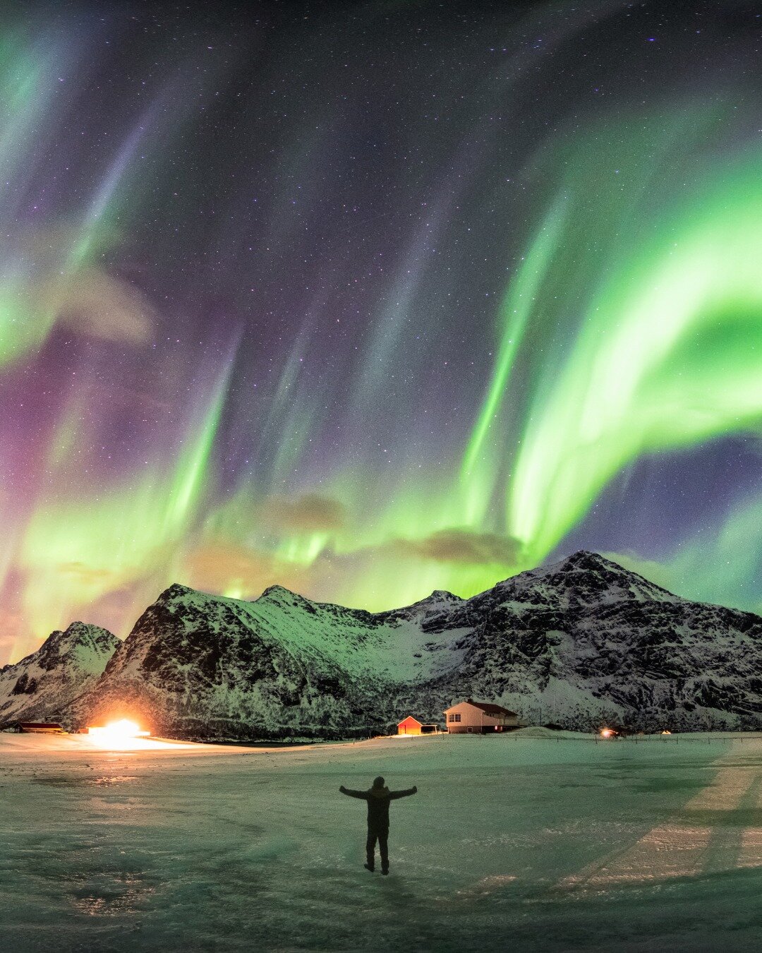 🚁 This fall, my clients are setting off on an awe-inspiring Arctic expedition cruise, complete with helicopter tours over breathtaking icy landscapes.

Imagine yourself marveling at the Northern Lights, spotting polar bears, and encountering majesti