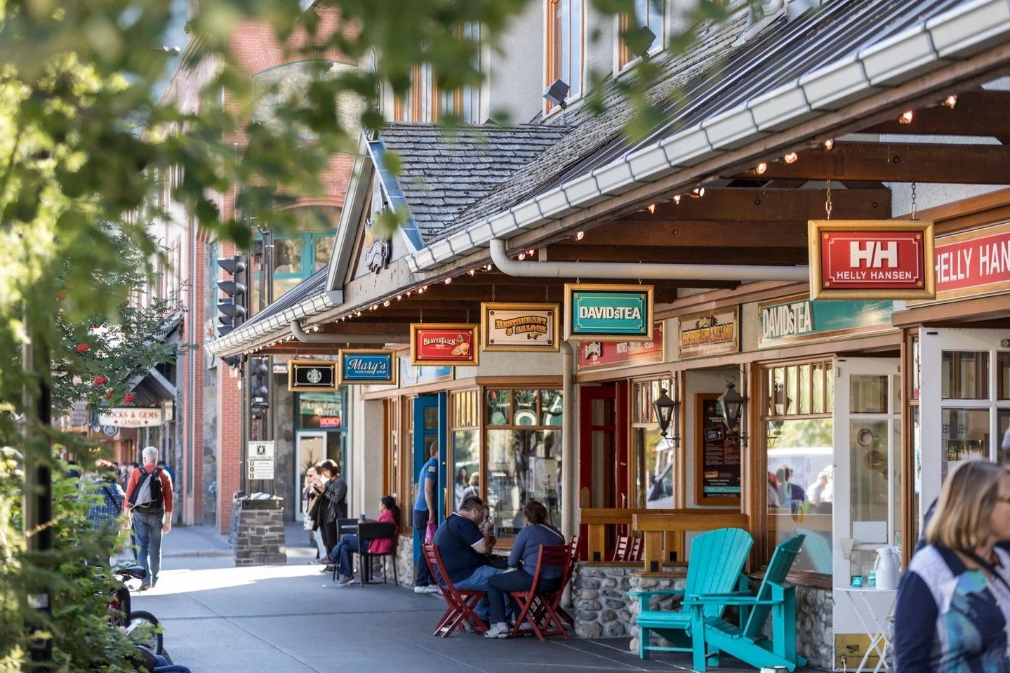 Are you visiting Banff on your Rocky Mountaineer rail journey this year? From outdoor adventures to leisurely retreats, there are plenty of unique activities to explore in and around town:

🌉 Walk the Bow River (just a few steps from downtown Banff)
