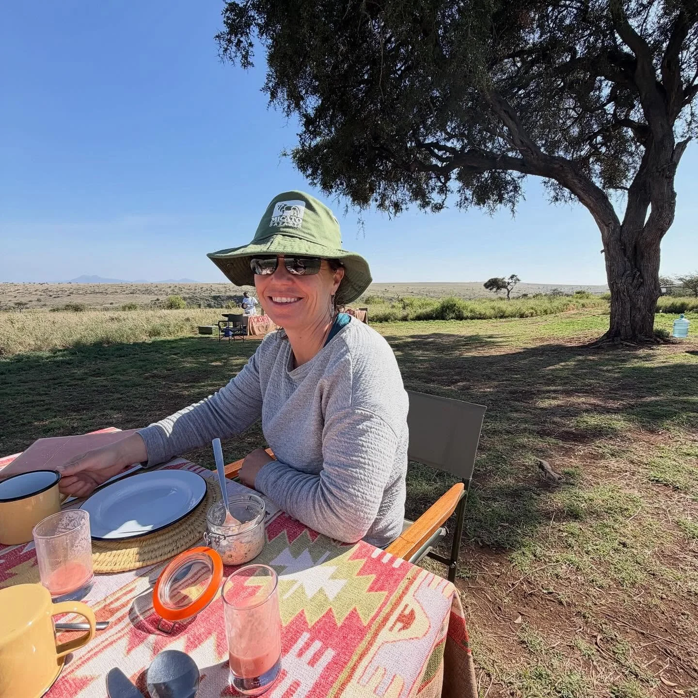 We started the morning with a surprise bush breakfast, and wrapped up the evening with a beautiful sundowner overlooking the plains. Enjoy the photos&hellip; and here are a few fun facts we&rsquo;ve learned along the way:

Rhinos
&bull; Black rhinos 