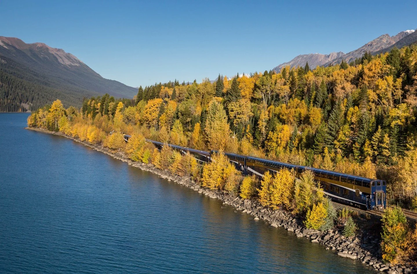 Planning a rail journey onboard Rocky Mountaineer? 🚂✨
Did you know you can connect with your train journey by plane, car, or even cruise ship? 🛫🚗🛳️
In Canada, start or end your adventure in the port city of Vancouver, British Columbia 🌊🌲. Or co