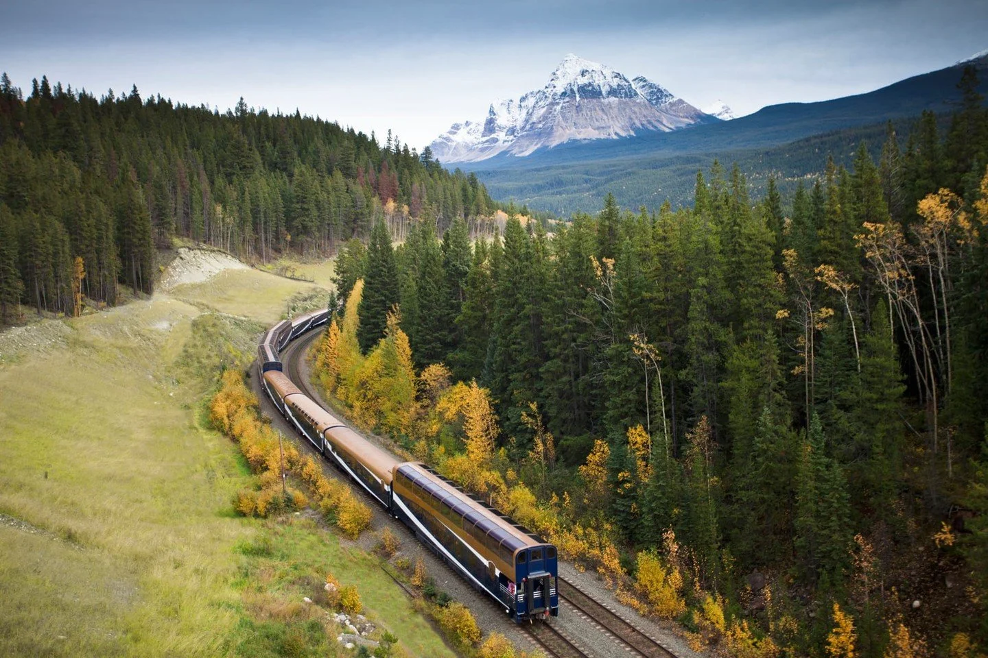 For Rocky Mountaineer guests visiting Jasper, one of the most popular add-ons is the Columbia Icefields Discovery Tour❄️🚌. Departing from Jasper, it follows the famous Icefields Parkway to the Columbia Icefield Glacier 🏔️.

Climb aboard an Ice Expl