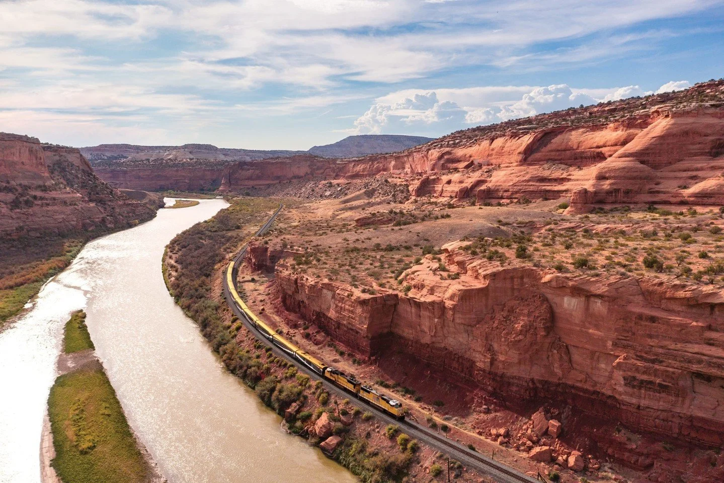 Elevate your 2025 Rocky Mountaineer rail adventure in the American Southwest by upgrading to SilverLeaf Plus! 🚆
Enhance the already exceptional SilverLeaf Service, where gourmet meals are served right at your seat, with exclusive lounge car access, 