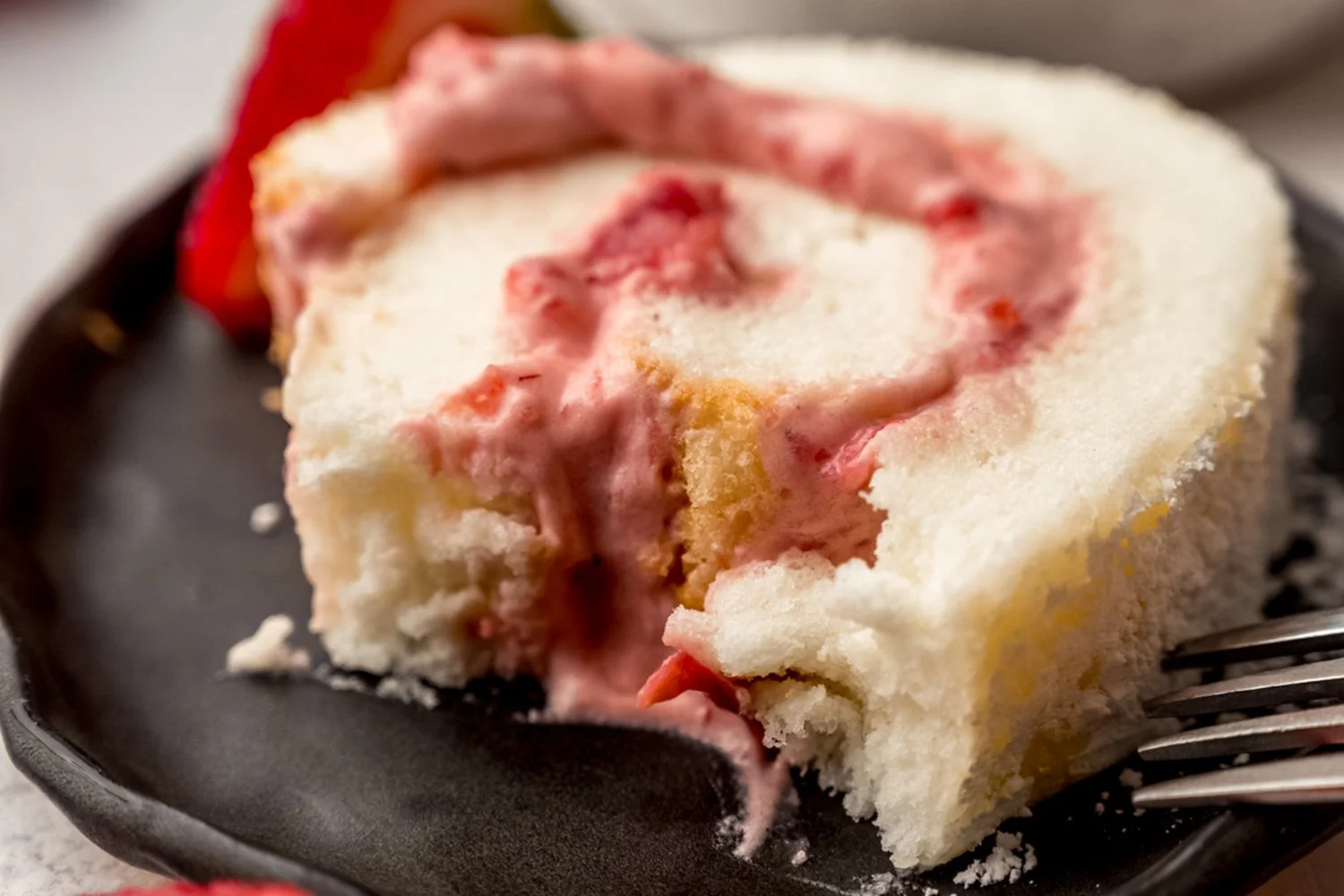 strawberry swiss roll-02.jpg