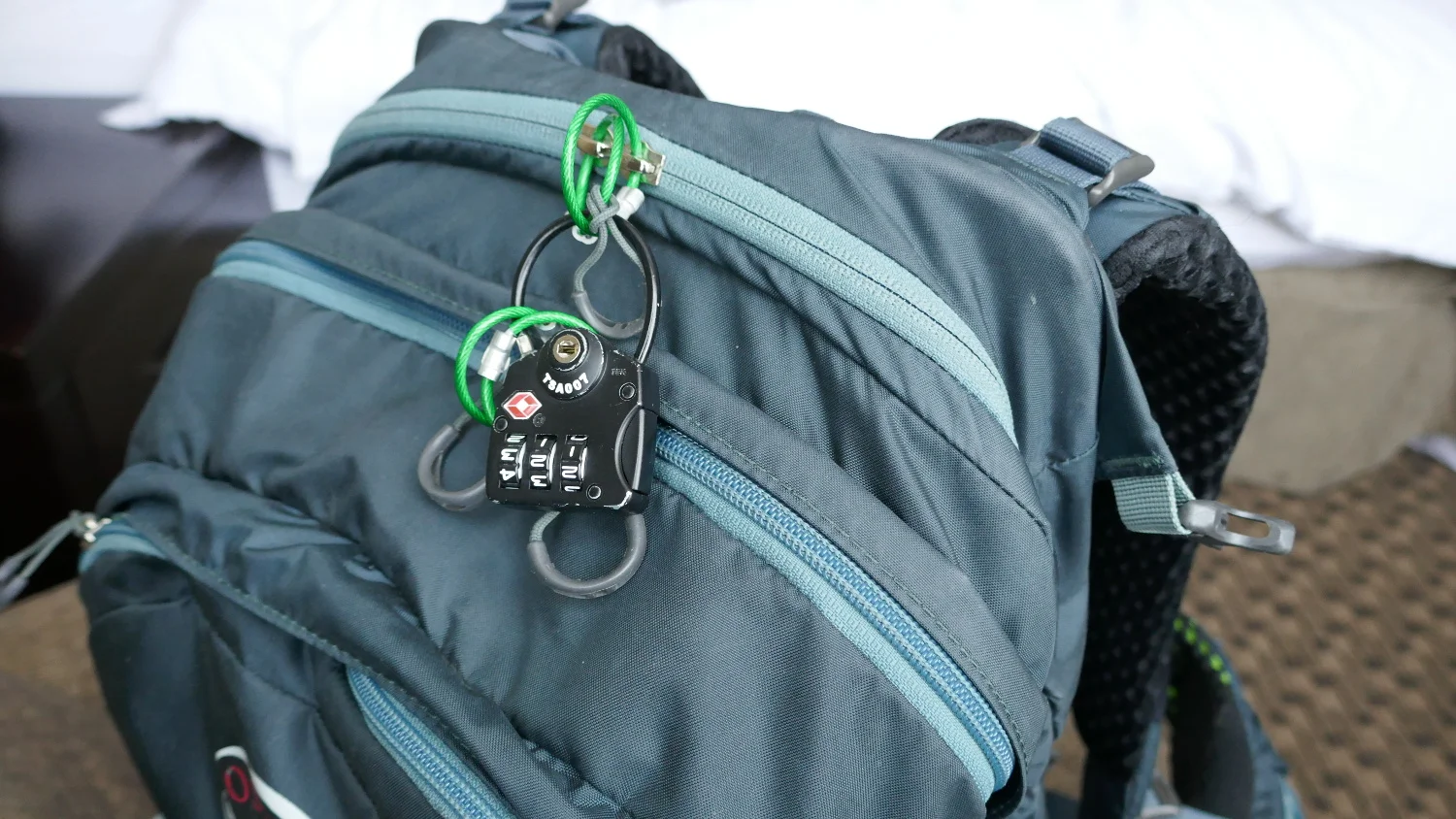 hotel secure belongings safe theft prevention locks backpack jewlery laptop computer valuables travel backpack carry on onebag