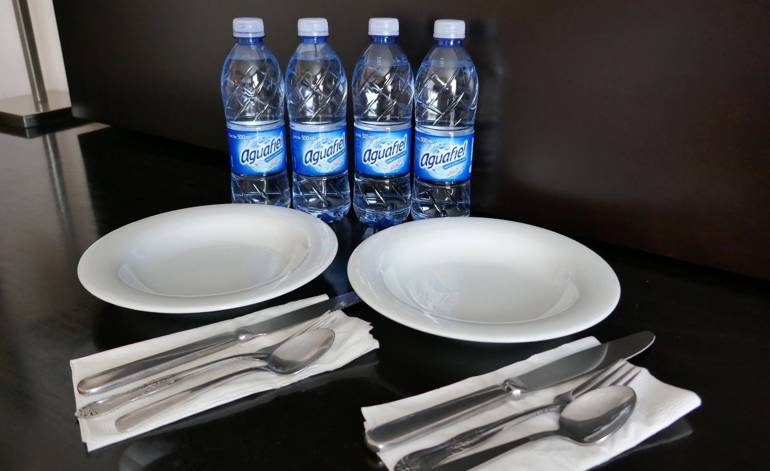 hotel hacks eating hotel room place settings extra water silverware salad bowl plates