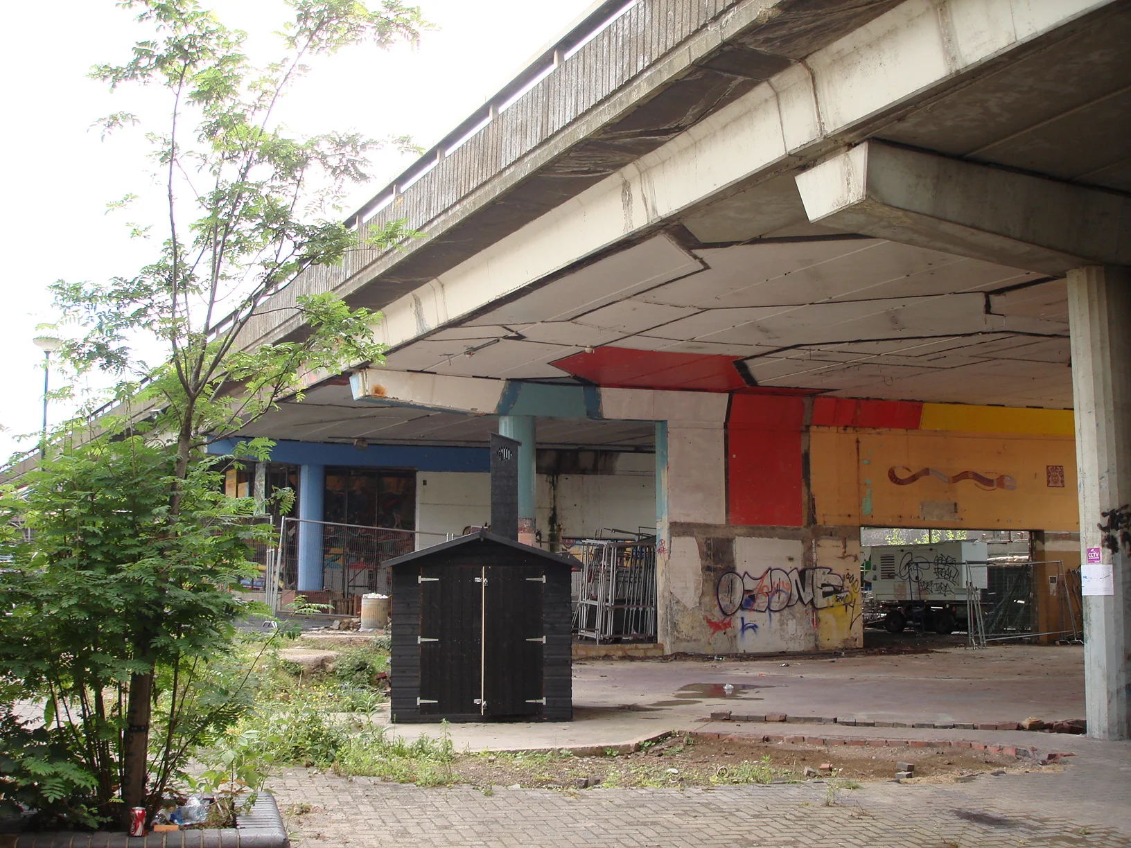  The Sonic Shed Project consisted of two modified sheds place at opposite ends of the country that communicated to each other through sound. Each shed was able to record live sound from one location for playback in an alternate shed located elsewhere