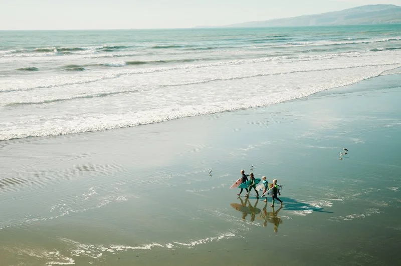 rsz_#3_group_of_people_walking_to_surf.jpg