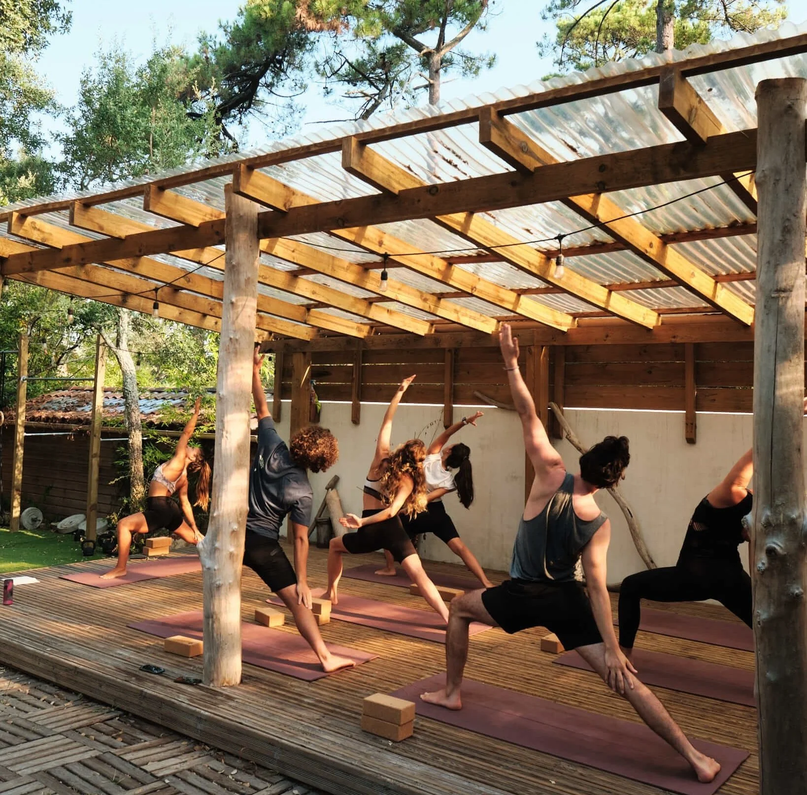 Yoga   Notre salle à manger extérieure se convertit parfaitement en petit studio de yoga. Nous avons un instructeur de yoga locale qui sera heureux de donner des cours quotidiens pour s'adapter à notre horaire de surf. Le yoga et le surf sont la co