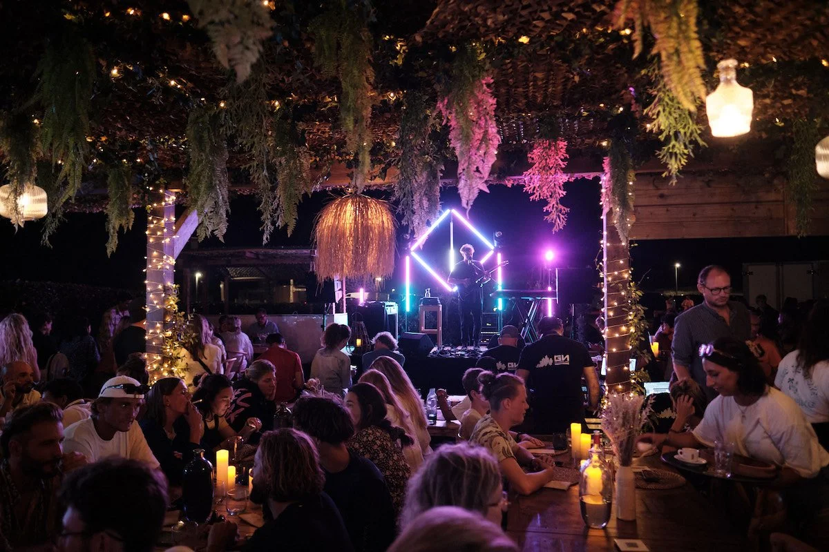 Fêtes/ Concerts/ Événements   Vous aimez vous détacher de temps en temps? Nous aussi. La région accueille de nombreuses occasions de le faire. Qu'il s'agisse d'une fête d'une semaine, d'une fête sur la plage ou même de la vie nocturne locale, nous