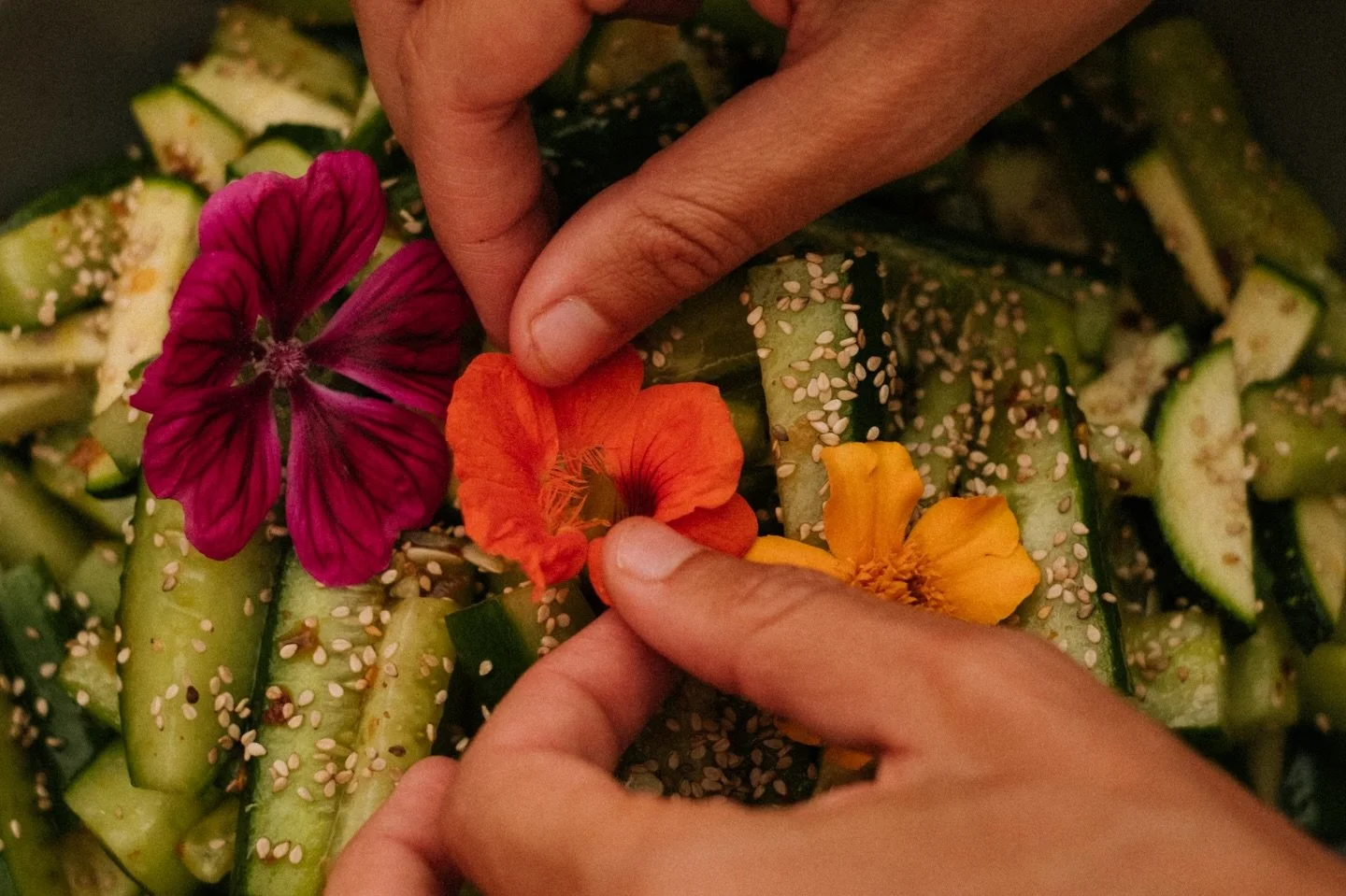 A little color from the garden to your plate 🌸 #surfhouse #hossegor
📸 @marleneannak