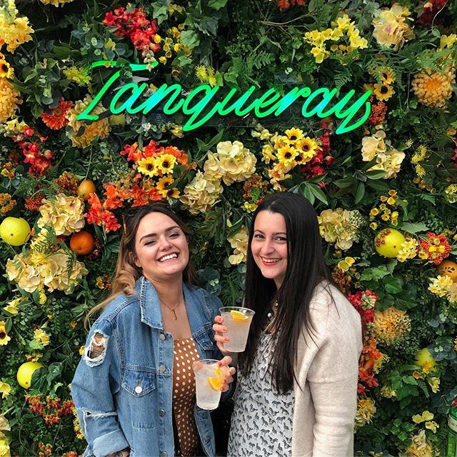 After a stressful start to this week I’m hankering after the @tanqueraygb gin I’m holding in this picture from @tastelondon_ festival last Friday. It’s a food and drink festival where you can try small dishes from London’s best restaurants (although we may have focused more on the drink side...). They also do a winter one with mulled wine etc. which gets you in the Christmas mood- which I totally recommend going to! But back to reality, trying to bake Victor’s birthday cake (as he’s one in July-eeep!)so I can freeze it, to make things easier, but long story short I made FOUR tiers of cakes yesterday and only one was any good 😕 so going to have to keep trying on that one I think... anyone else having a stressful week?
.
.
.
.
.
.
#firstbirthday #birthdaycake #tanqueray #tanqueraygin #flowerwall #neonsign #gin #ginlovers #interiorstyle #interiordesign #interiorstyling #interiorstylist #london #baking #designblogger #design