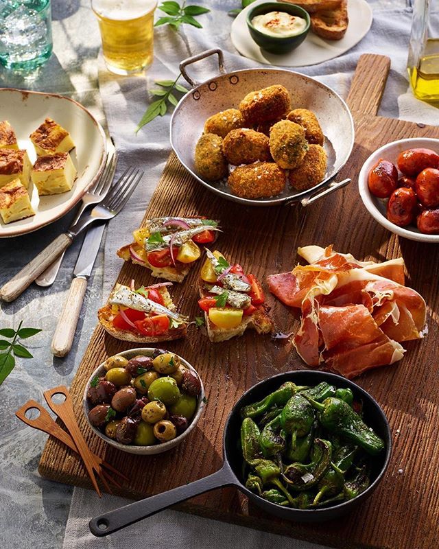It’s quite apt that tonight I’m off to Ibiza, and I also finally have a minute to share my recent tapas shoot! Cannot wait to get up to my eyeballs in croquetas 😍
Photography by @jamesleeshoots
Food styling by @sehammond89
Prop styling by me
Thank you guys, really fun/delicious shoot!! Thank you @topham_street & @chinaandcoprops
#chorizo #spanishtortilla #olives #jamónserrano #spinach #pinenut #croquettes #padrónpeppers #sardines #tomatoes #redonion #parsley #aioli #paprika #tapas #beer #spain #holidays
#propstylist #propstyling