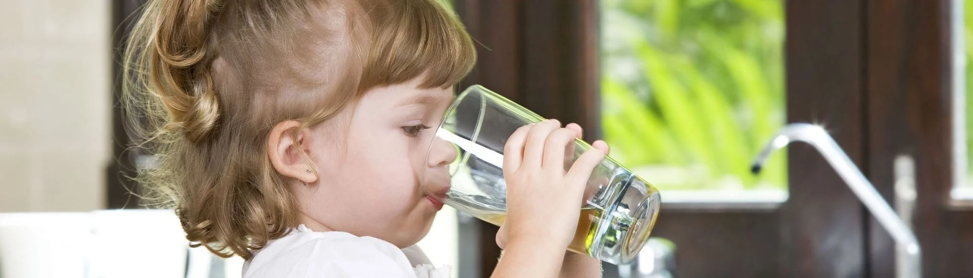 imgchilddrinkingwaterkitchen.jpg