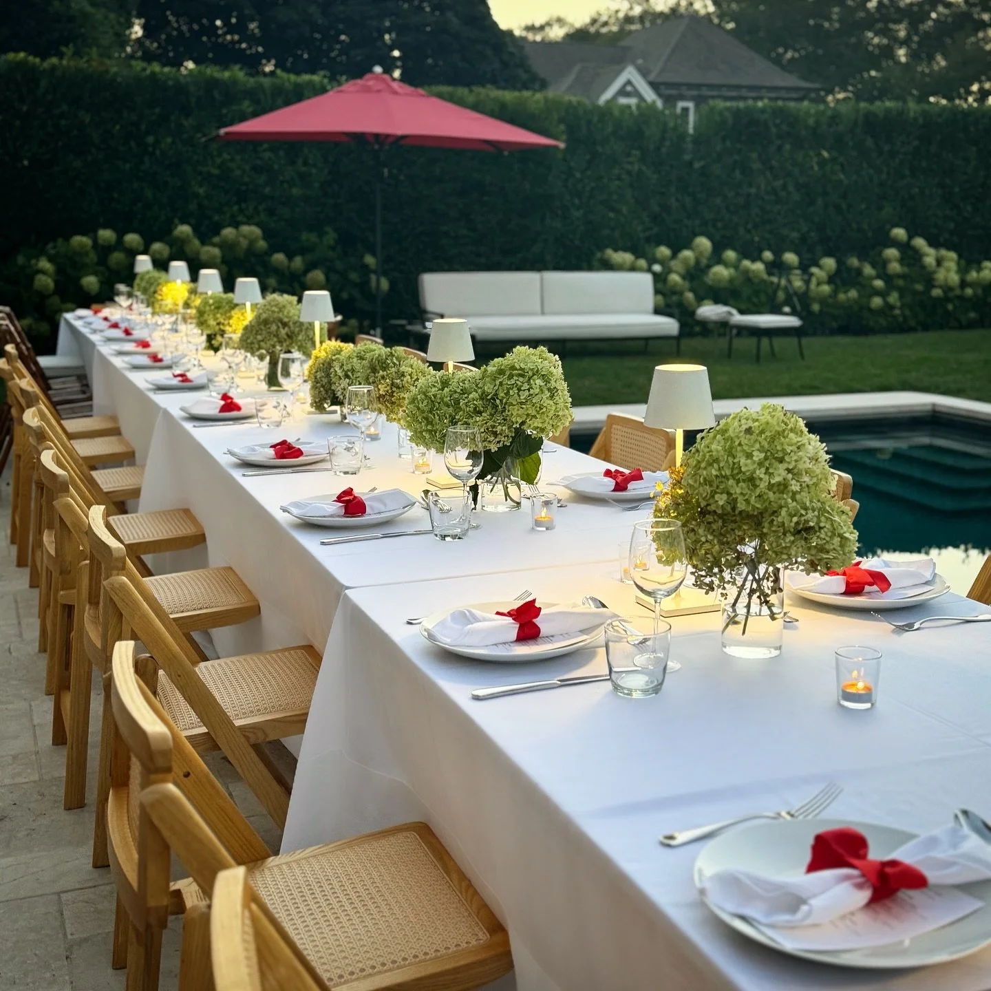 40 friends. A dreamy backyard. A table set to perfection.

What&rsquo;s more chic than bringing the restaurant right to your own home? The weather, the wine, the food&hellip;. all off the charts. Bravo to @chef_carlos_manansala and his team for the c