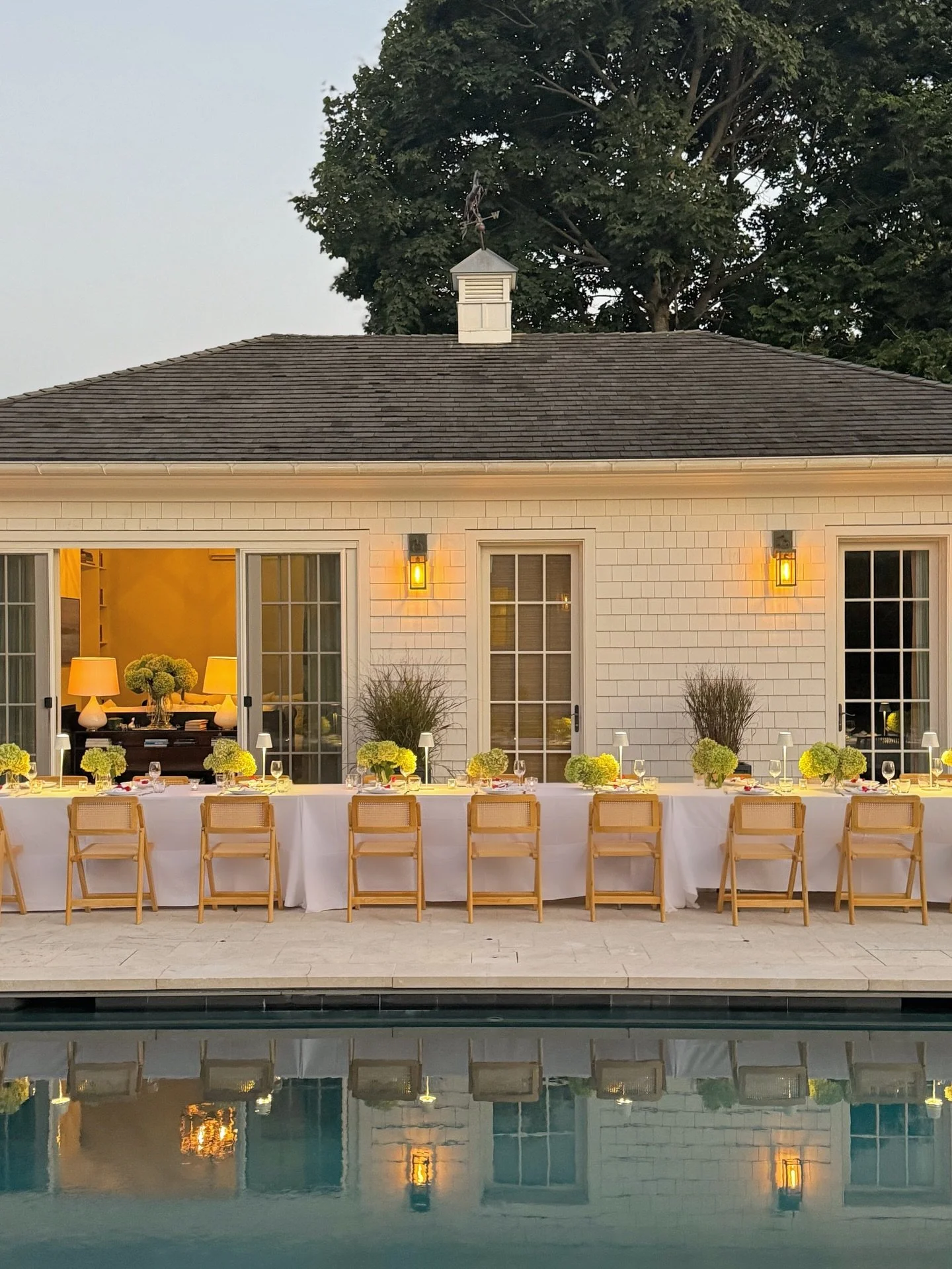 40 friends. A dreamy backyard. A table set to perfection.

What&rsquo;s more chic than bringing the restaurant right to your own home? The weather, the wine, the food&hellip;. all off the charts. Bravo to @chef_carlos_manansala and his team for the c