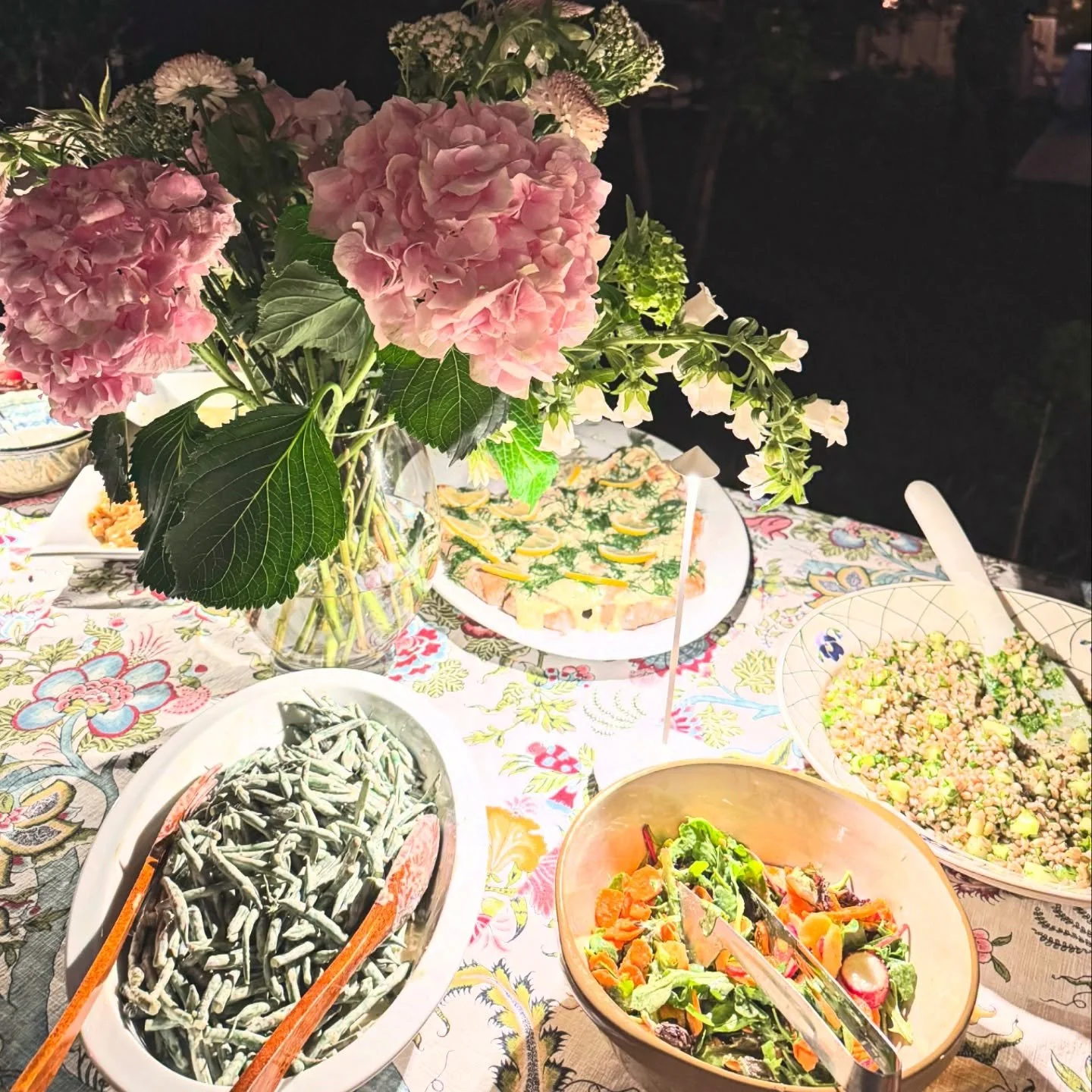 40 friends. A dreamy backyard. A table set to perfection.

What&rsquo;s more chic than bringing the restaurant right to your own home? The weather, the wine, the food&hellip;. all off the charts. Bravo to @chef_carlos_manansala and his team for the c