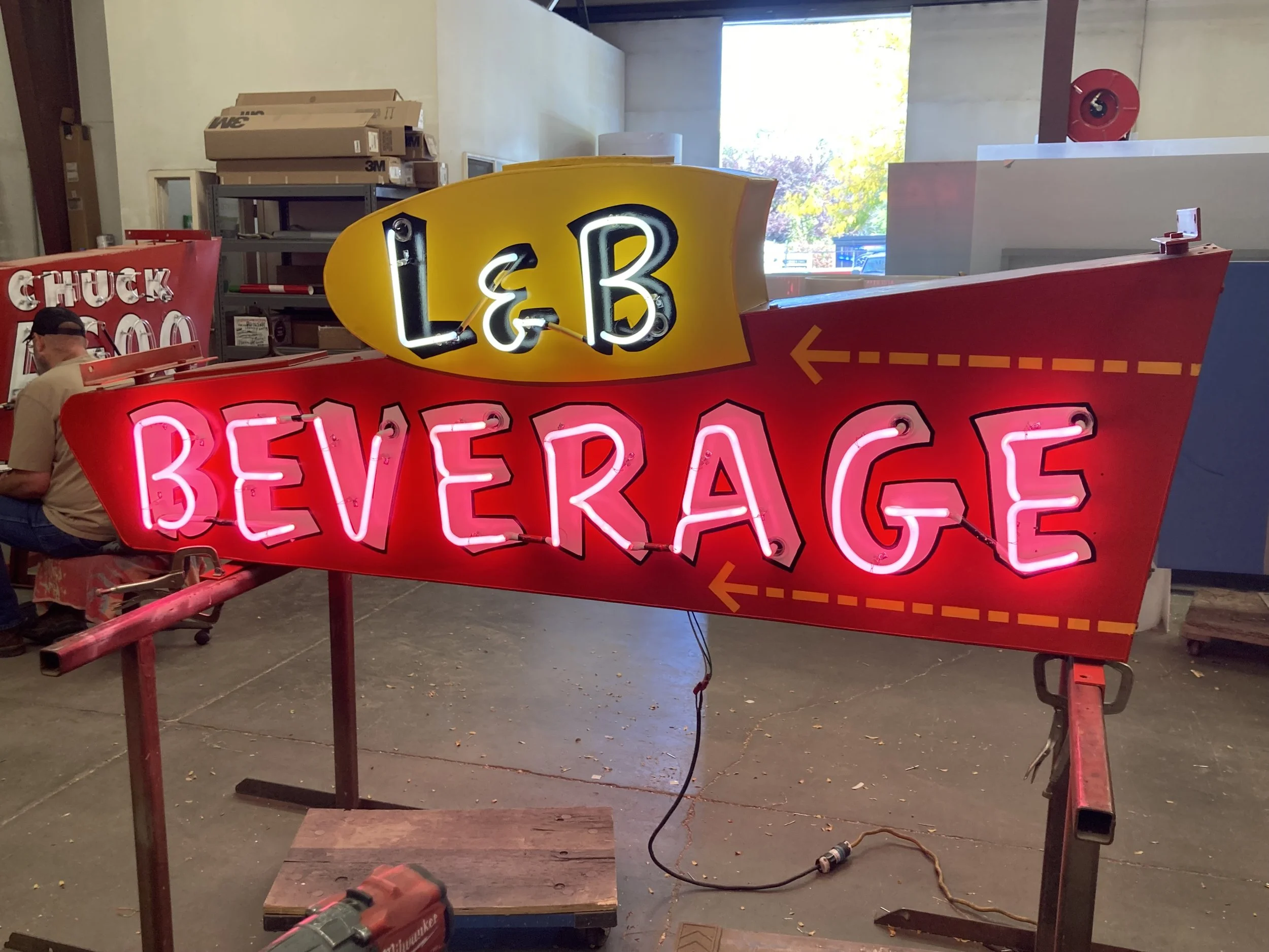 L&B_YESCO_neon1_VO.jpg
