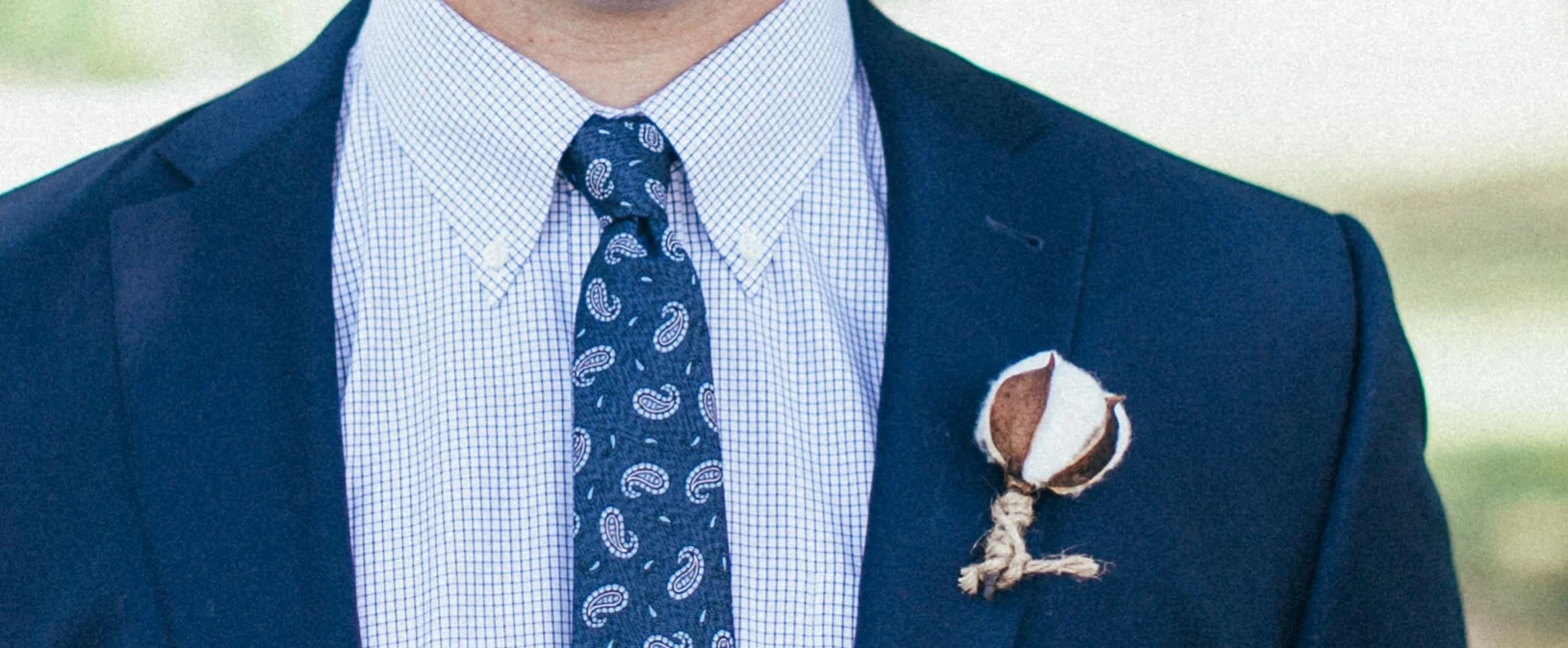 A single cotton boll wrapped with twine made a charming boutonniére for the groom.