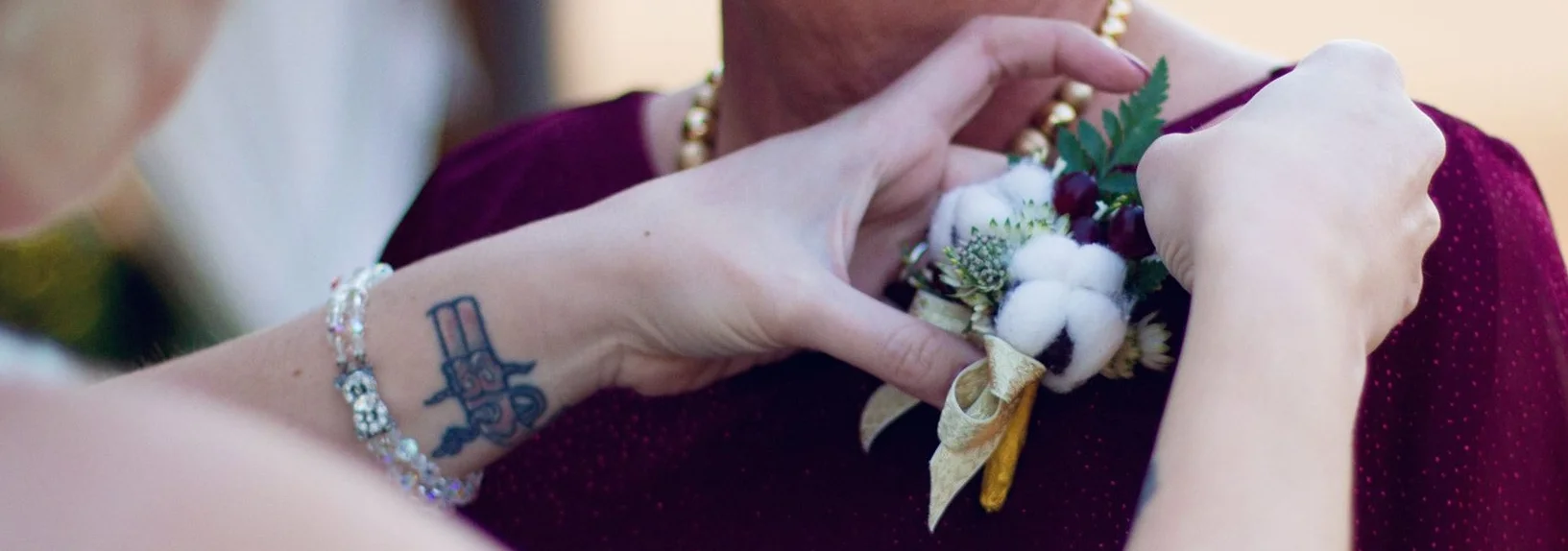 We incorporated cotton boles into our bride's rich color pallette, placing them in her flower crown and bridal bouquet. These cotton boles were also used to fashion beautiful boutonniéres.