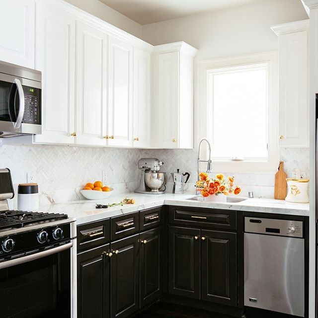 A kitchen to work in...#blackandwhite #popofcolor #airbnb #sfairbnb #nobhilljewelbox #sf