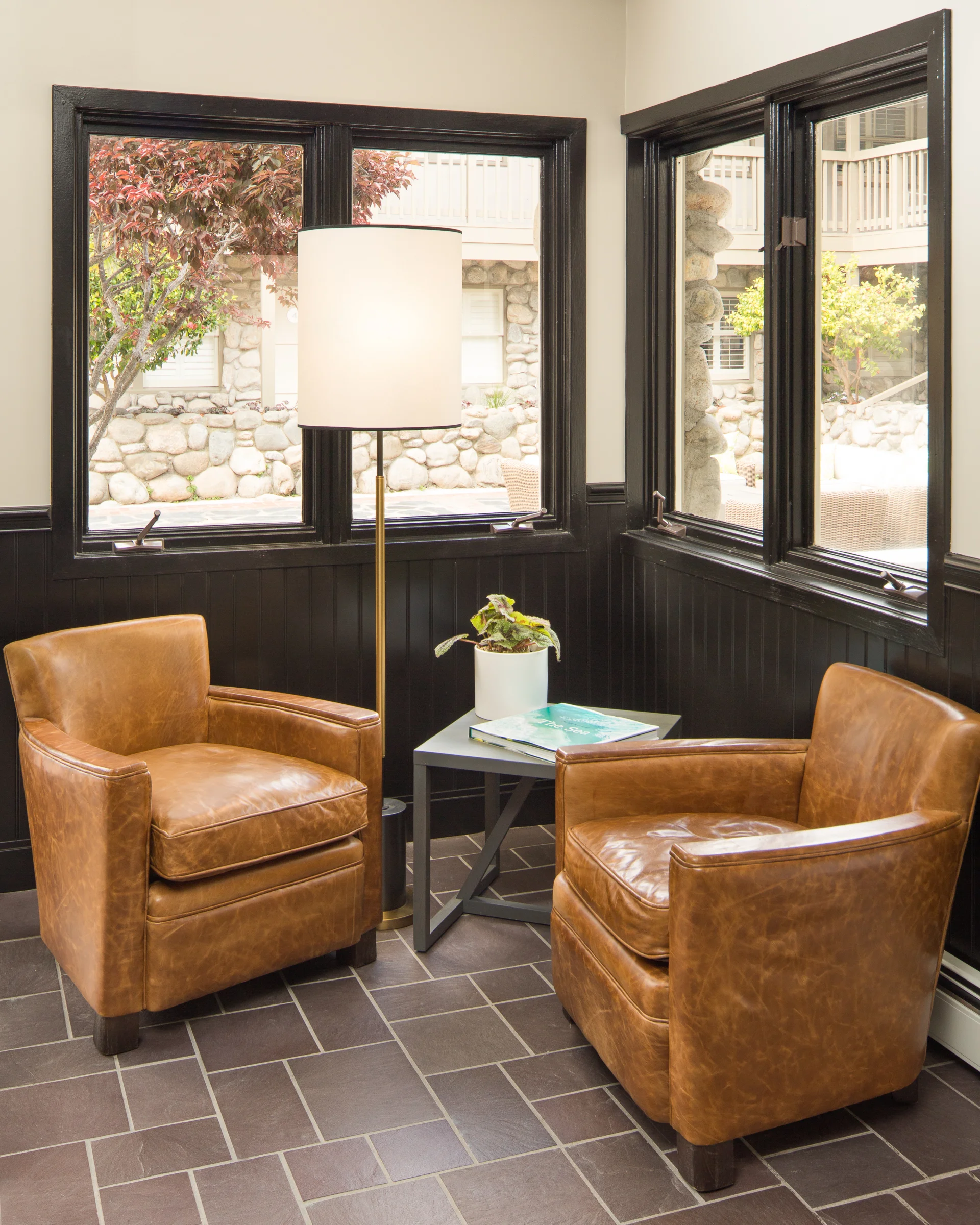 1605-Hideaway Entry Seating.jpg