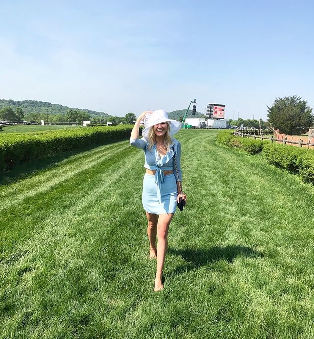 Getting acquainted with The South just fine 👒 .
.
.
.
#steeplechase #nashville #nashvilletn #healthynashville #iriquoissteeplechase #horseraces #southerncharm #southerngirl #tennesseewhiskey