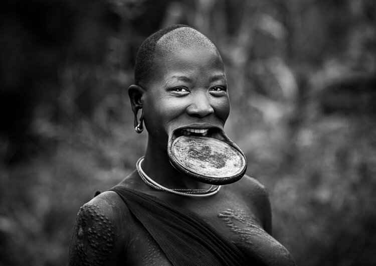 A women with a lip plate from the Suri Tribe