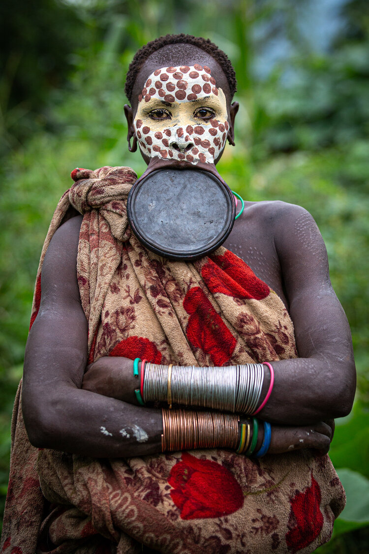 Bộ tộc Surma với những đặc trưng văn hóa độc đáo, như các đồ trang trí đầu, đóng khăn và các đồ trang sức, đã được ghi lại trong hình ảnh. Hãy cùng tìm hiểu về những bức ảnh đậm chất văn hóa của Surma và đặc biệt là những chiếc chén môi được thêu thùa tinh tế và bắt mắt.