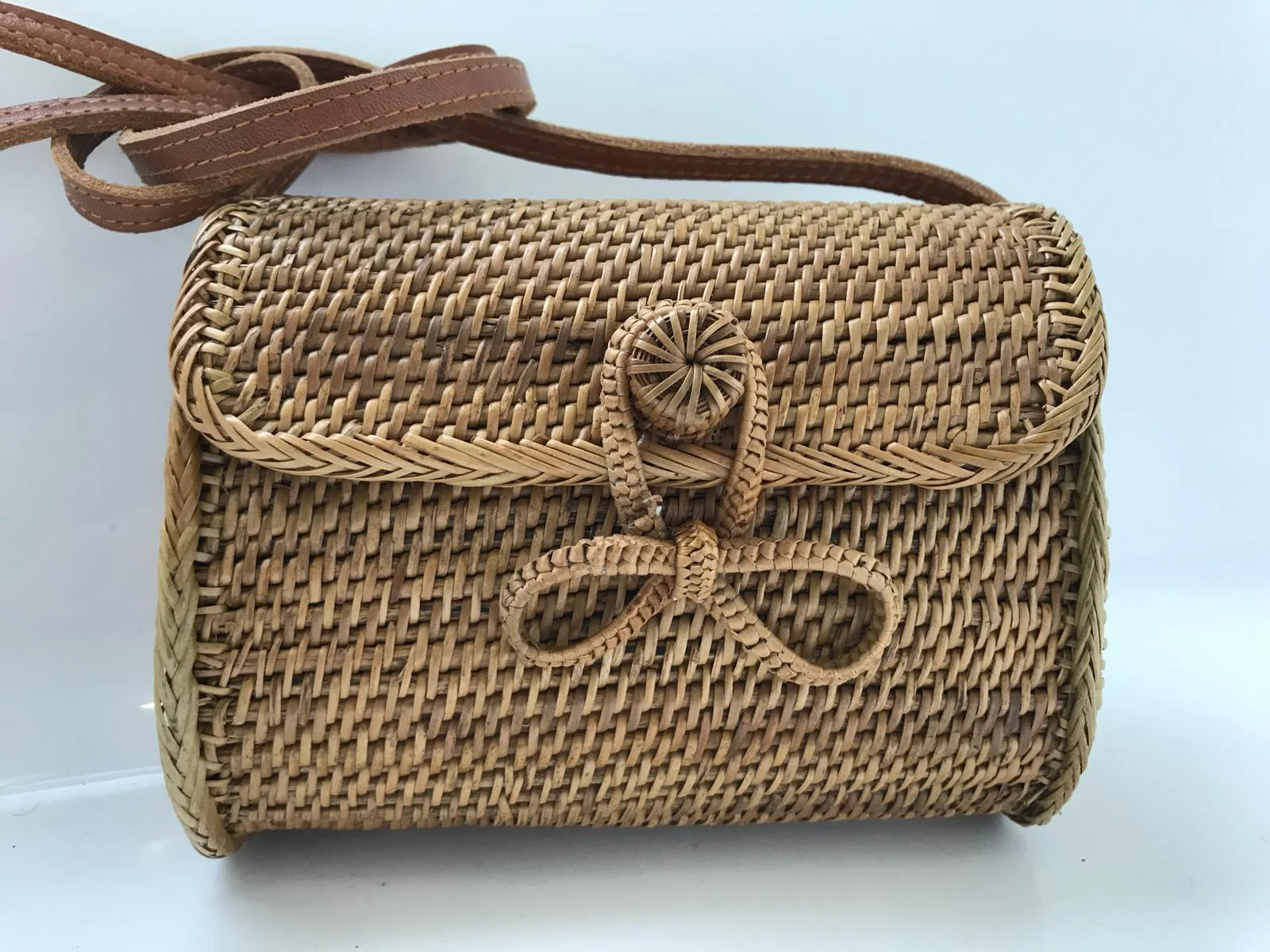 RATTAN BAG WITH BOW CLASP