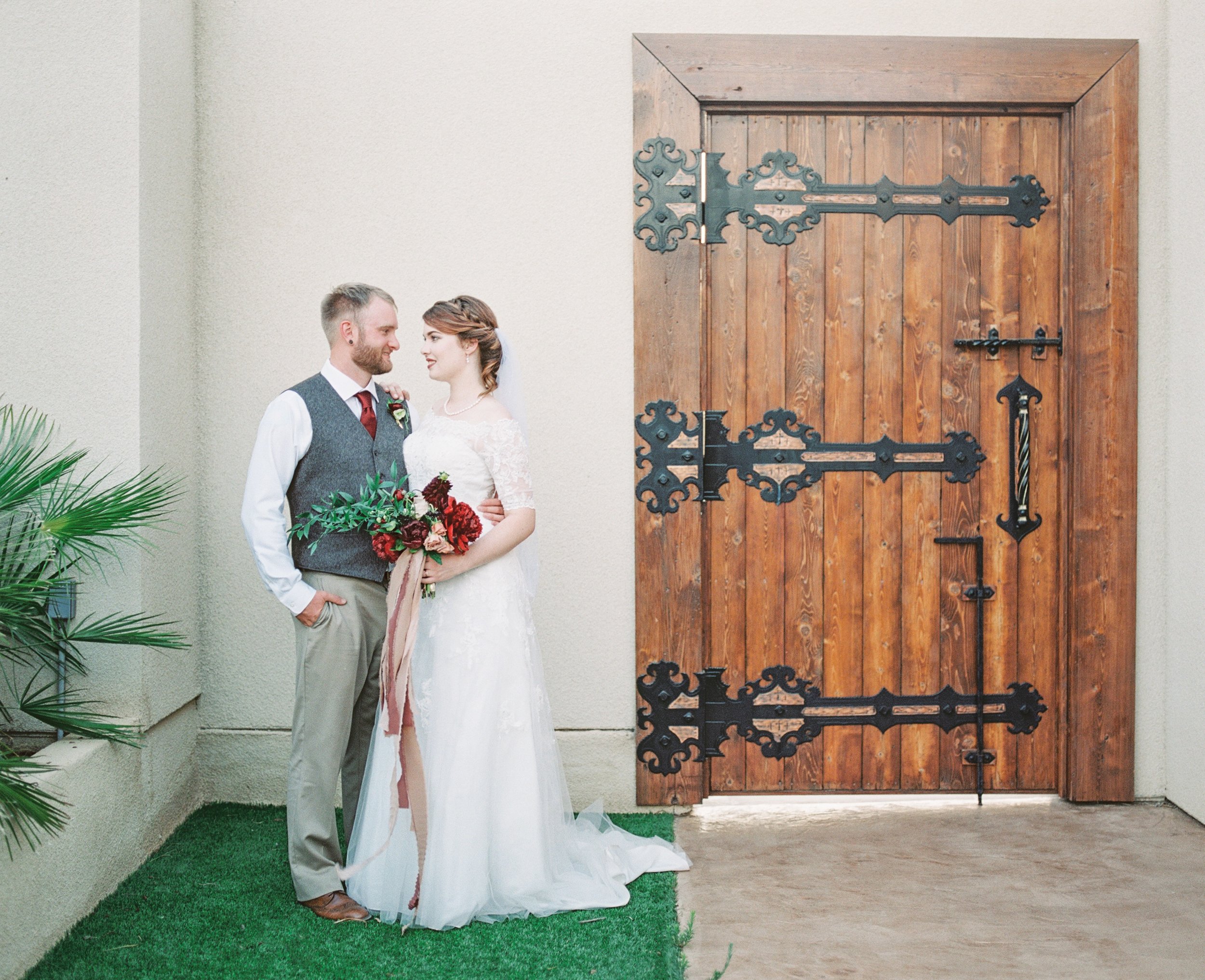 Joshua-Tree-California-Wedding-Bride-Groom-Bridal-Bouquet.jpg